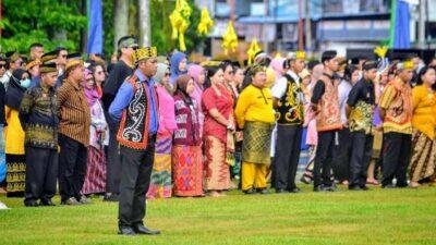 Peserta Upacara Peringati HUT Kota Sanggau ke 408 Tahun 2024, Kenakan Pakaian Khas Nusantara