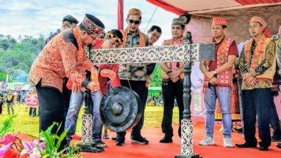 Pj Bupati Sanggau Buka Pekan Mpara Pade II Dayak Tarak’ng
