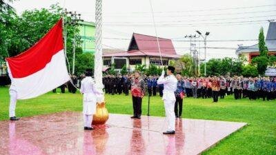 Pemkab Sanggau Langsungkan Upacara Bendera HUT Pemprov Kalbar Ke 67