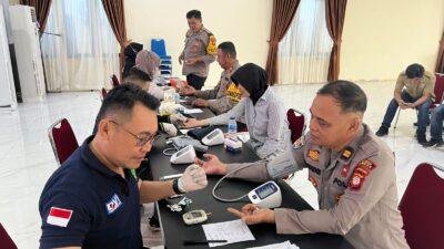 Personel OMP Kapuas 2024 Polres Sambas Terima Pelayanan Kesehatan