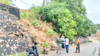 Tanah Longsor Meyebapkan Tebing Peyangga Runtuh Di Jalan PH Sulaiman Kecamatan Kapuas
