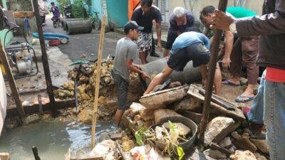 Gorong-Gorong Gang Amal Tanjung Kapuas Sumbat Warga Jebol Jalan