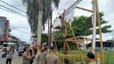 Masa Tenang, Bawaslu Sanggau Dan Tim Gabungan Bersihkan APK APS Yang Masih Terpasang