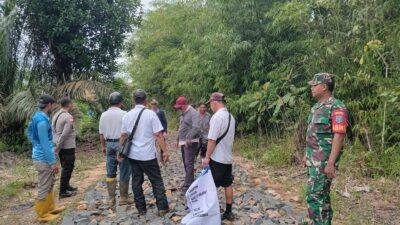 Bangun Jalan Desa Babinsa Kodim 1209–02/Sgu Ledo Turun Tangan Bantu Warga