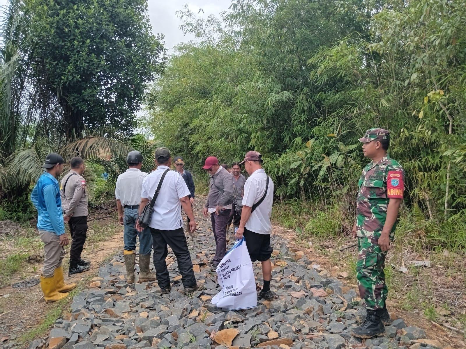 Bangun Jalan Desa Babinsa Kodim 1209–02/Sgu Ledo Turun Tangan Bantu Warga 1 Bangun Jalan Desa Babinsa Kodim 1209–02/Sgu Ledo Turun Tangan Bantu Warga