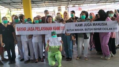 Tenaga Kesehatan Sampaikan Aspirasi Di Halaman RSUD M. Th. Djamen