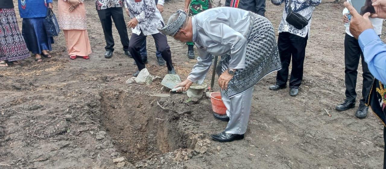 Wabup Bengkayang Letakan Batu Pertama Pembangunan Gedung PGRI Kecamatan Capkala 1 Wabup Bengkayang Letakan Batu Pertama Pembangunan Gedung PGRI Kecamatan Capkala