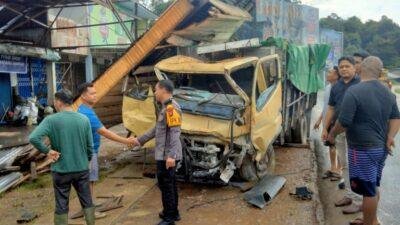 Diduga Rem Blong Truck Tabrak Ruko Di Simpang Ampar, 1 Orang Tewas