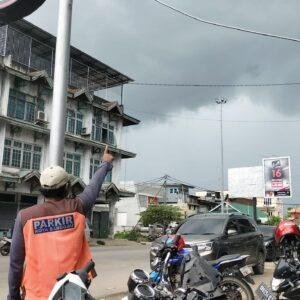 Sore Mendekati Malam Pergantian Tahun, Cuaca Kota Sanggau Mendung, Fajar Minta Jangan Hujan 4 Sore Mendekati Malam Pergantian Tahun, Cuaca Kota Sanggau Mendung, Fajar Minta Jangan Hujan