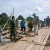 Babinsa Koramil 1209-05/Samalantan Gotong Royong Bangun Jembatan Sementara