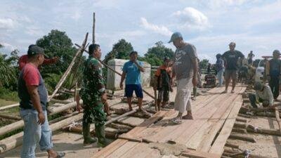 Babinsa Koramil 1209-05/Samalantan Gotong Royong Bangun Jembatan Sementara