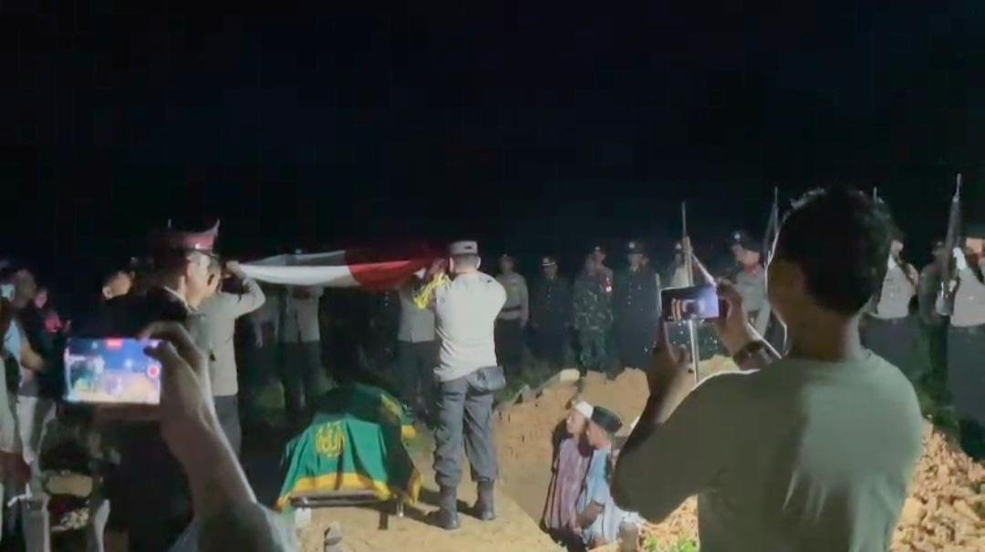 Bripda Nur Iqbal Anggota Polsek Sekayam Dimakamkan Secara Kedinasan 1 Bripda Nur Iqbal Anggota Polsek Sekayam Dimakamkan Secara Kedinasan