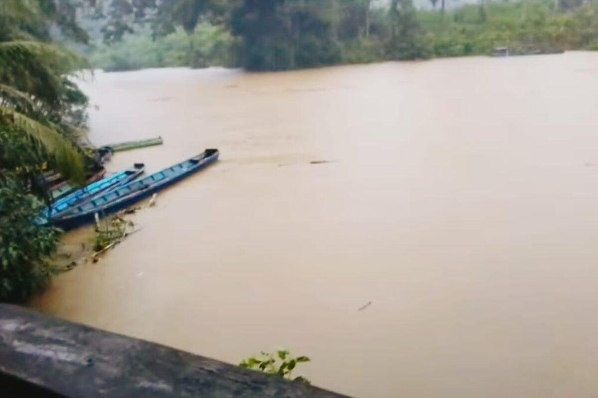 Debit Air Sungai Sekayam Meningkat, Warga Diminta Waspada