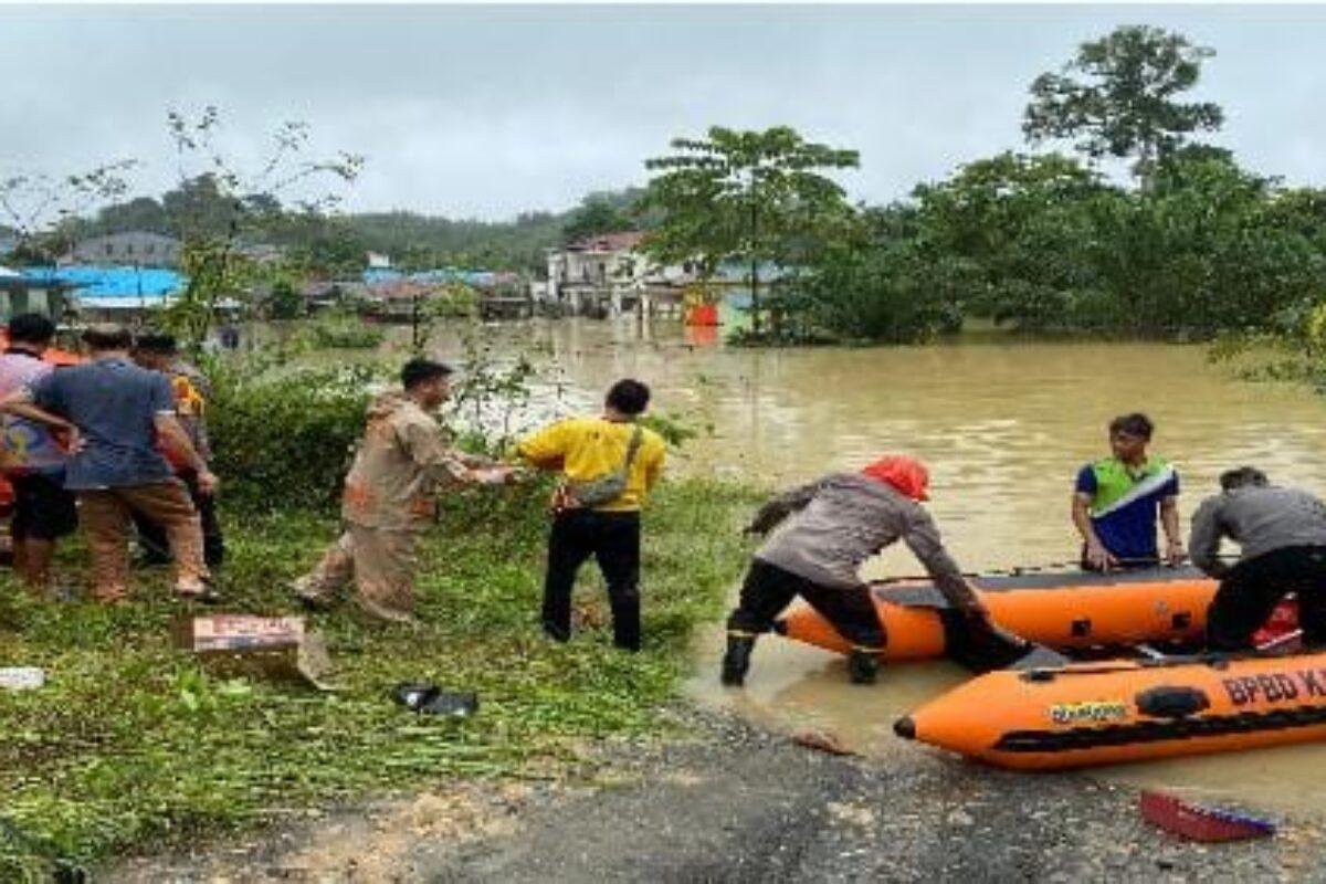 Kapolsek Entikong Evakuasi Warga dan Salurkan Bantuan untuk Korban Banjir