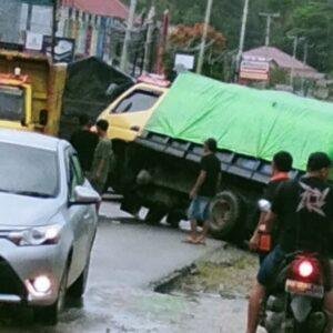 Breaking News: Truk Bermuatan Jagung Terperosok di Samping Puskesmas Bengkayang