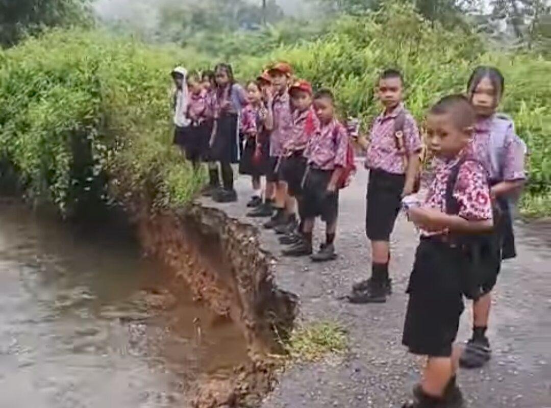 Jalan di Desa Sungai Dangin Tergerus Air, Keselamatan Pelajar Terancam