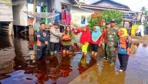Kapolsek Jangkang Bersama Forkopimca Salurkan Bantuan bagi Warga Terdampak Banjir di Balai Sebut