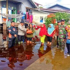 Kapolsek Jangkang Bersama Forkopimca Salurkan Bantuan bagi Warga Terdampak Banjir di Balai Sebut