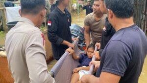 Dramatis! Polisi dan Brimob Terjang Banjir Selamatkan Warga Patah Tulang di Sanggau
