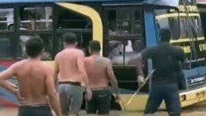 Putus Rantai Ekonomi Akibat Banjir, Warga Nekat Minta Uang ke Pengendara di Jalan Malindo Kembayan