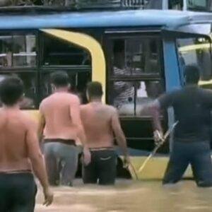 Putus Rantai Ekonomi Akibat Banjir, Warga Nekat Minta Uang ke Pengendara di Jalan Malindo Kembayan