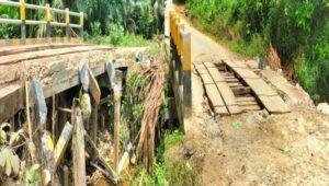 Jembatan Engkayu di Parindu Nyaris Ambruk, Warga Desak Perbaikan Segera