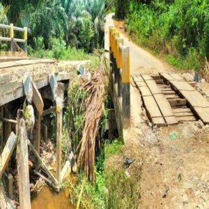 Jembatan Engkayu di Parindu Nyaris Ambruk, Warga Desak Perbaikan Segera 4 Jembatan Engkayu di Parindu Nyaris Ambruk, Warga Desak Perbaikan Segera