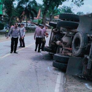 Breaking News! Truk Tabrak Dua Motor di Depan Aming Coffee Sanggau, Satu Orang Dirawat di RS