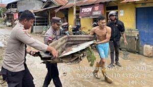 Pasca Banjir di Balai Karangan, Warga dan Aparat Bergotong Royong Bersihkan Jalan