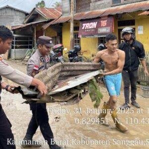 Pasca Banjir di Balai Karangan, Warga dan Aparat Bergotong Royong Bersihkan Jalan