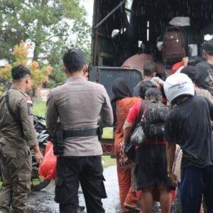 Polres Landak Fasilitasi Kepulangan Pengungsi Pascabanjir