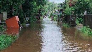 Sungai Sekayam Meluap, Jalan Dr. Surono Terendam