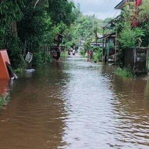 Sungai Sekayam Meluap, Jalan Dr. Surono Terendam