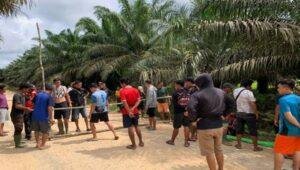 Warga Blokir Jalan CPO PT GKM, Protes atas Keputusan Adat yang Tidak Dihormati