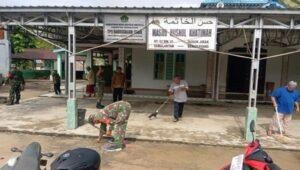 Jelang Ramadhan, Koramil 1209-05/Samalantan Bersihkan Masjid di Wilayah Binaan