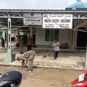 Jelang Ramadhan, Koramil 1209-05/Samalantan Bersihkan Masjid di Wilayah Binaan 4 Jelang Ramadhan, Koramil 1209-05/Samalantan Bersihkan Masjid di Wilayah Binaan