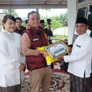 Polda Kalbar Serahkan Fasilitas Air Bersih dan Sembako di Ponpes Darul Amin