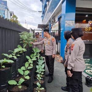 Kapolresta Pontianak Cek Progres Program Pangan Bergizi di Polsek Pelabuhan Dwikora 4 Kapolresta Pontianak Cek Progres Program Pangan Bergizi di Polsek Pelabuhan Dwikora