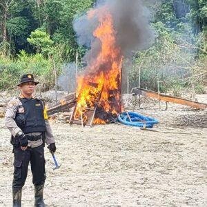 Polisi Gerebek Tambang Emas Ilegal di Meliau, Mesin dan Peralatan Dimusnahkan 4 Polisi Gerebek Tambang Emas Ilegal di Meliau, Mesin dan Peralatan Dimusnahkan