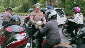 Polda Kalbar Bagikan Takjil Gratis untuk Masyarakat Selama Ramadan