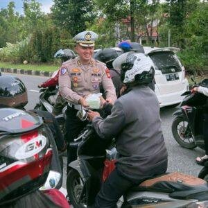 Polda Kalbar Bagikan Takjil Gratis untuk Masyarakat Selama Ramadan