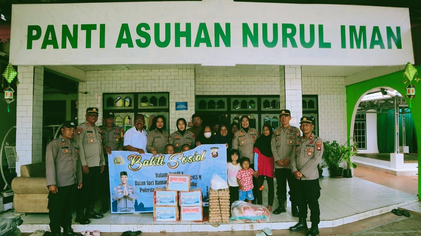 Polresta Pontianak Bagikan Sembako ke Panti Asuhan Nurul Iman