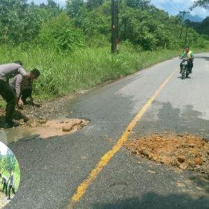 Polsek Lumar Timbun Jalan Berlubang di Desa Magmagan, Antisipasi Kecelakaan Jelang Idul Fitri
