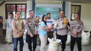 Kapolres Landak Salurkan Bantuan Pupuk dan Pestisida untuk Dukung Ketahanan Pangan