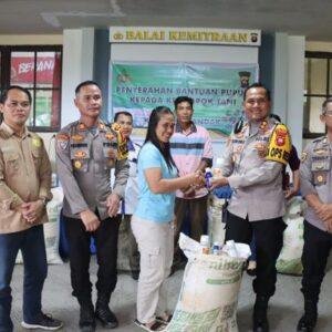 Kapolres Landak Salurkan Bantuan Pupuk dan Pestisida untuk Dukung Ketahanan Pangan