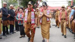 Bupati dan Wakil Bupati Sanggau Disambut dengan Tradisi Adat yang Sakral