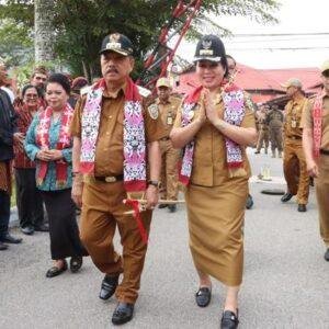 Bupati dan Wakil Bupati Sanggau Disambut dengan Tradisi Adat yang Sakral