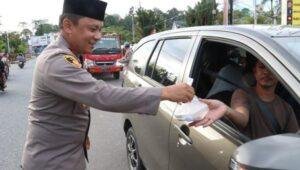 Polres Sanggau Bagikan Takjil, Menjalin Kedekatan dengan Masyarakat di Bulan Ramadan