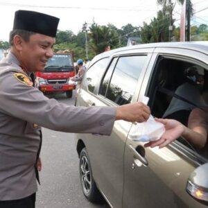 Polres Sanggau Bagikan Takjil, Menjalin Kedekatan dengan Masyarakat di Bulan Ramadan