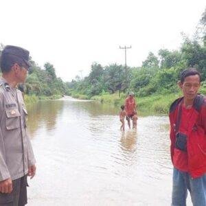 Banjir Rendam Jalan Poros Transmigrasi di Mukok, Polisi Pantau Situasi